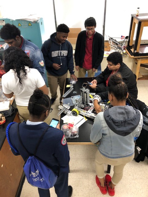 Students work on robot - amazon