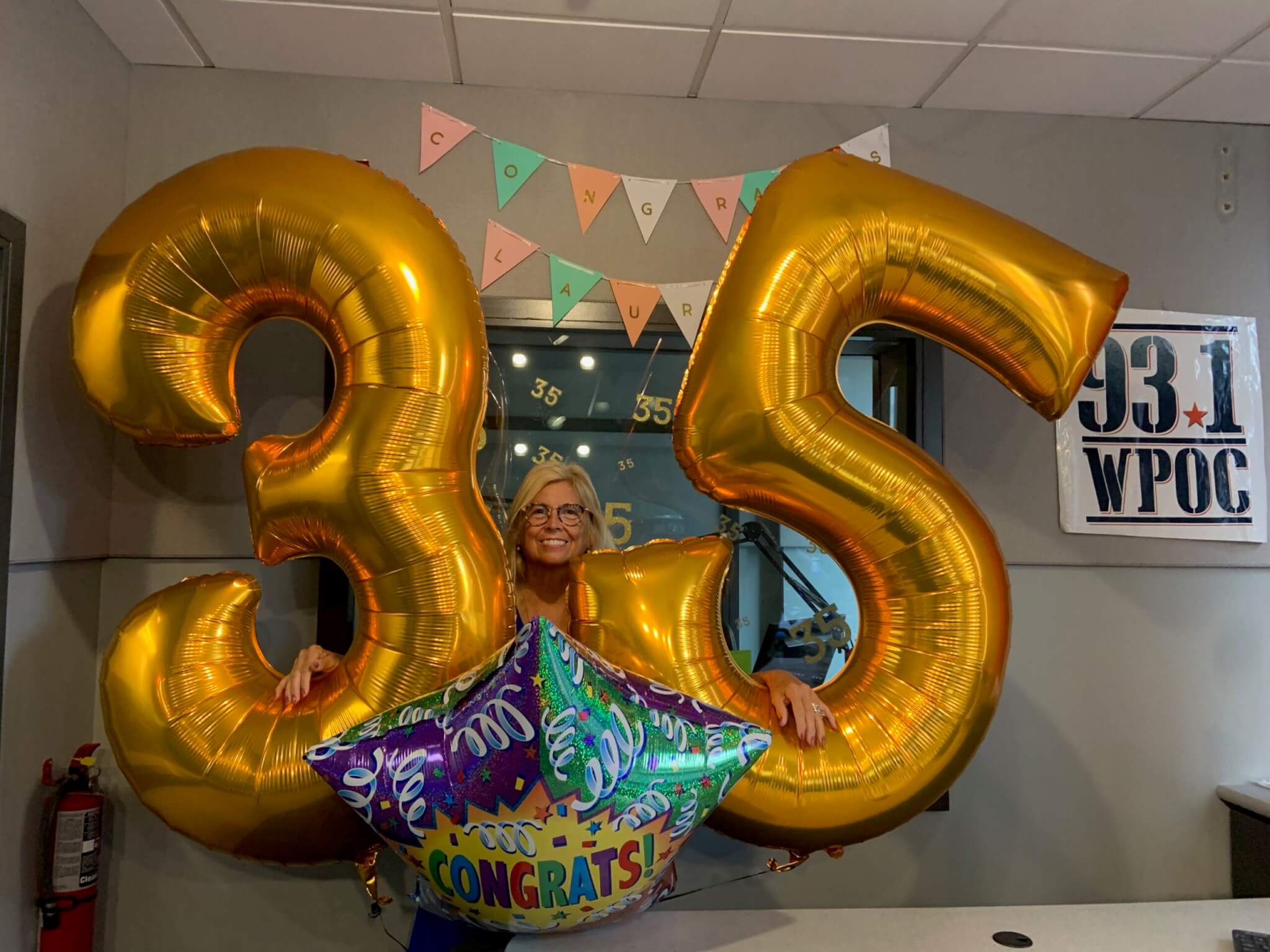 Laurie DeYoung 2 scaled » Laurie DeYoung celebrated her 35th anniversary as morning show host