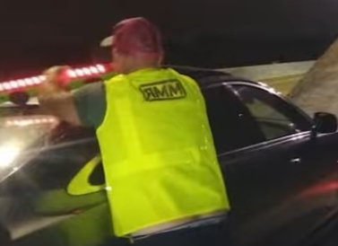 Man’s Car Stolen by Tow Truck Driver on Busy Highway (video)